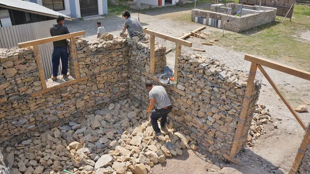 Vue d'ensemble : les pièces de la maison se dessinent.